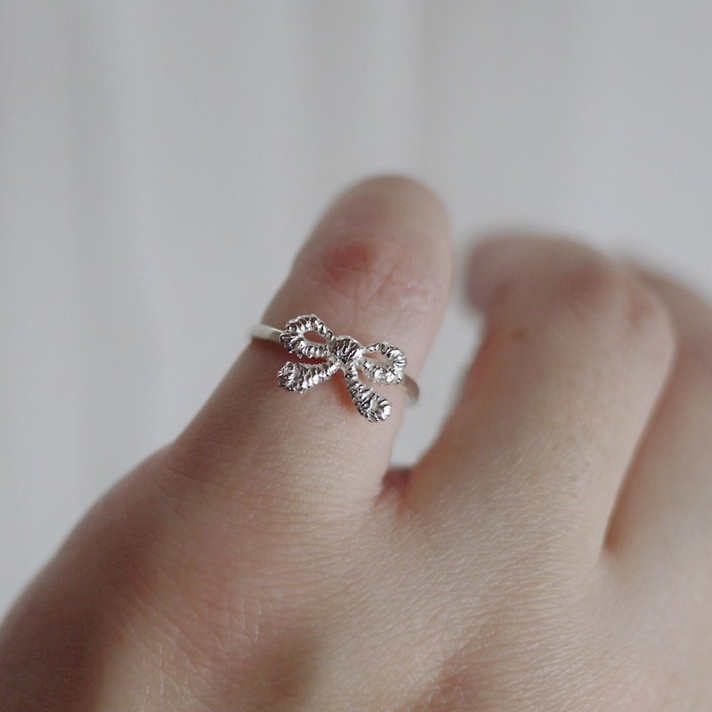 Smiling girl lace bow sterling silver ring with exquisite handmade texture - แหวนทั่วไป - เงินแท้ สีเงิน