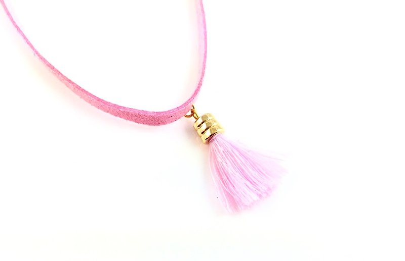 "Pale pink suede necklace - pink tassel." - สร้อยคอ - หนังแท้ สึชมพู