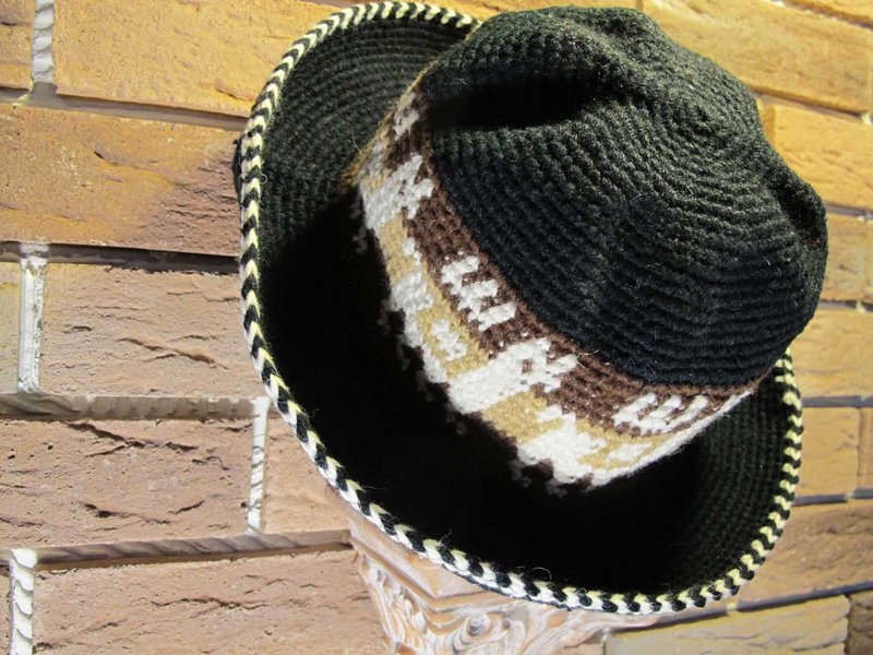 Thick alpaca llama wool hat walks - Black - หมวก - วัสดุอื่นๆ สีดำ