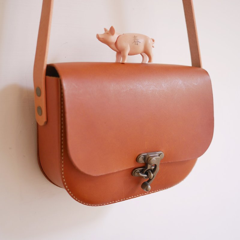 Bulging saddle bag - Messenger Bags & Sling Bags - Genuine Leather Brown