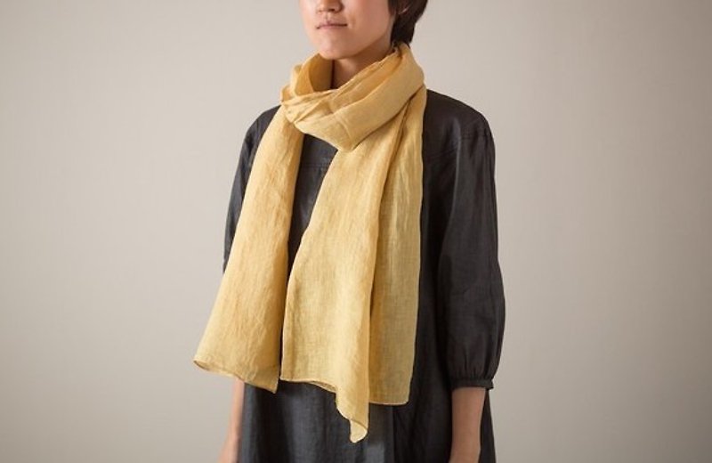 Pint! Vegetation dyed linen scarves (tiller yellow color) - ผ้าพันคอ - วัสดุอื่นๆ สีเหลือง