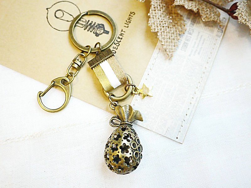 Paris*Le Bonheun. Happiness hand made. Hollow key ring in nugget leather. rich. Full money bag - Keychains - Other Metals Gold