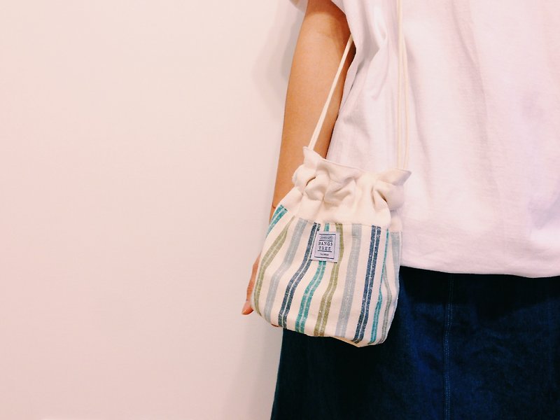 ::瀏海樹:: 夏季出遊水桶包_刷色直條紋 - Messenger Bags & Sling Bags - Other Materials White
