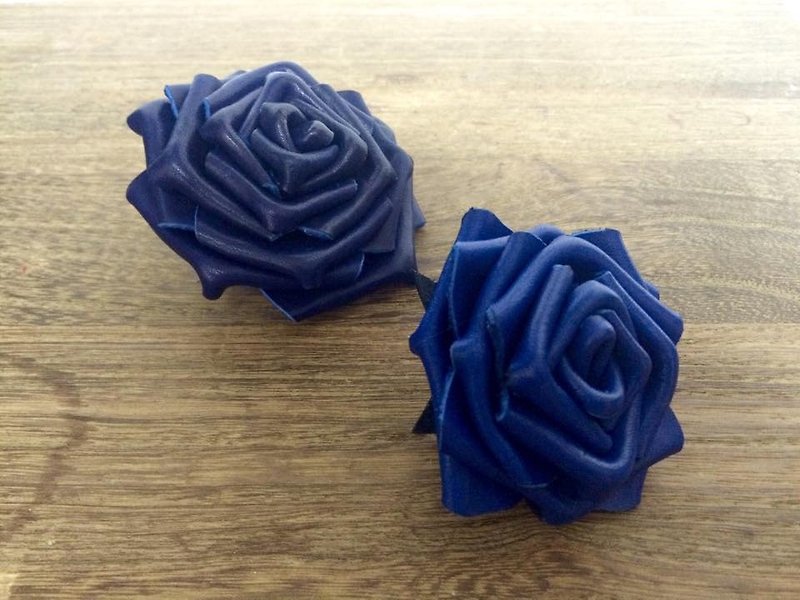 Blue leather rose corsages - เข็มกลัด - หนังแท้ สีน้ำเงิน
