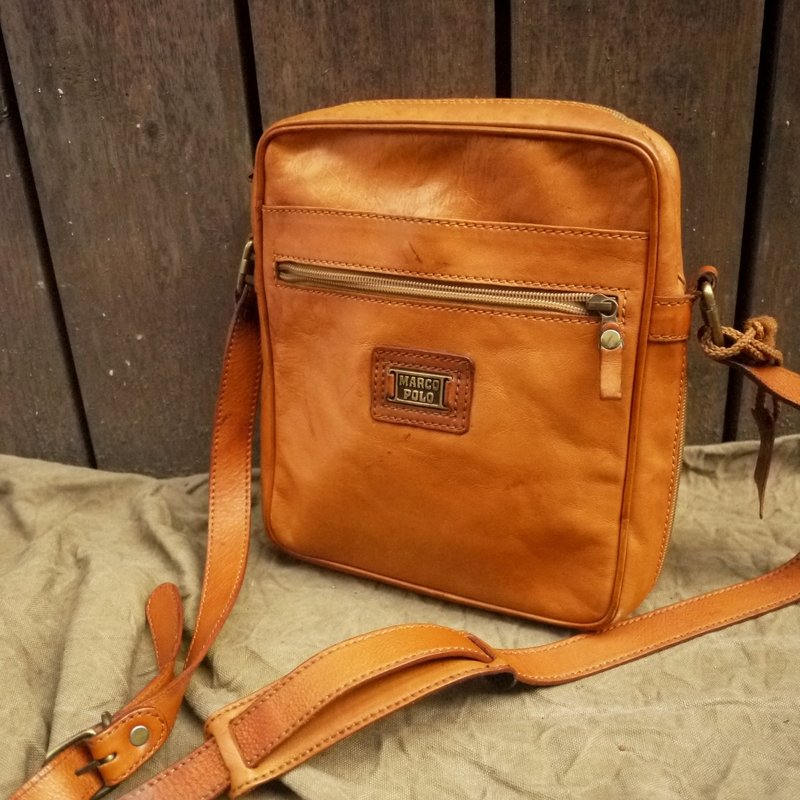 夕卡 Shika // Vintage bag 經典品牌 全新庫存 MARCO POLO 經典原皮色直立側背包 義大利頂級手工皮件 {A1-069} - 側背包/斜背包 - 其他材質 咖啡色