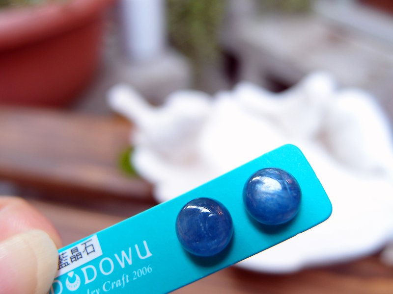 【DODOWU手作輕珠寶】《天然藍晶石蛋面耳針》手工製作/抗過敏/可以作夾式 - 耳環/耳夾 - 寶石 藍色