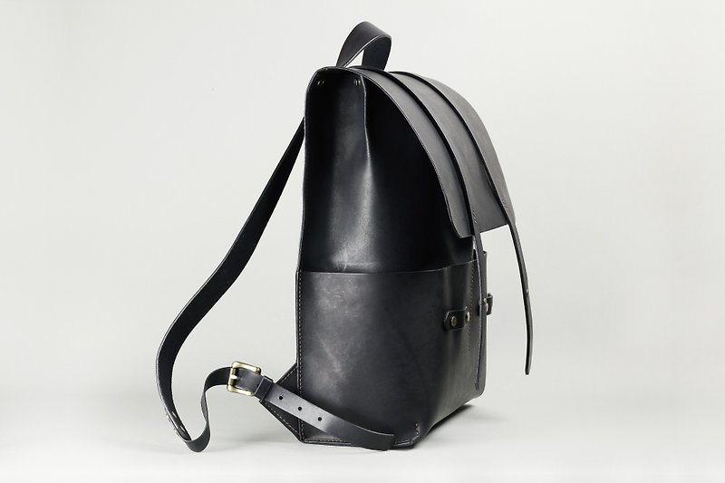 Backpack (Large) 全手工製作墨黑色牛皮後背包 / 一體成型超輕量 - 後背包/書包 - 真皮 