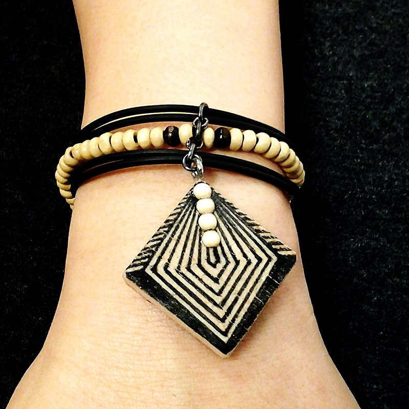Muse Art Deco geometric black-painted wooden bracelet - สร้อยข้อมือ - ไม้ สีดำ