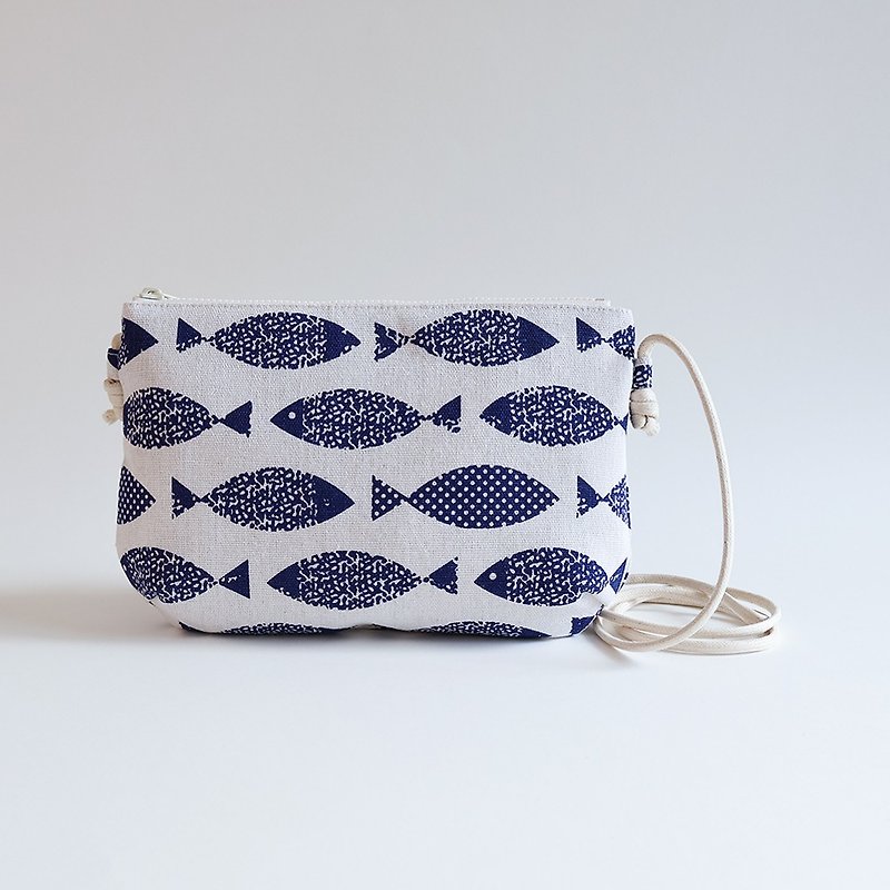 Hand-sewn azure blue rubbing small fish carry-on small cross-shoulder cloth bag - กระเป๋าแมสเซนเจอร์ - ผ้าฝ้าย/ผ้าลินิน สีน้ำเงิน