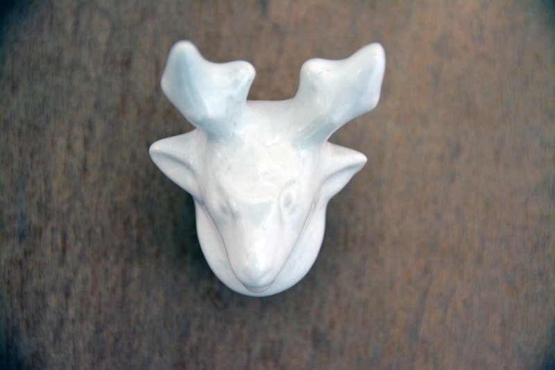 White Deer ceramic doorknob _ _ fair trade - ของวางตกแต่ง - วัสดุอื่นๆ ขาว