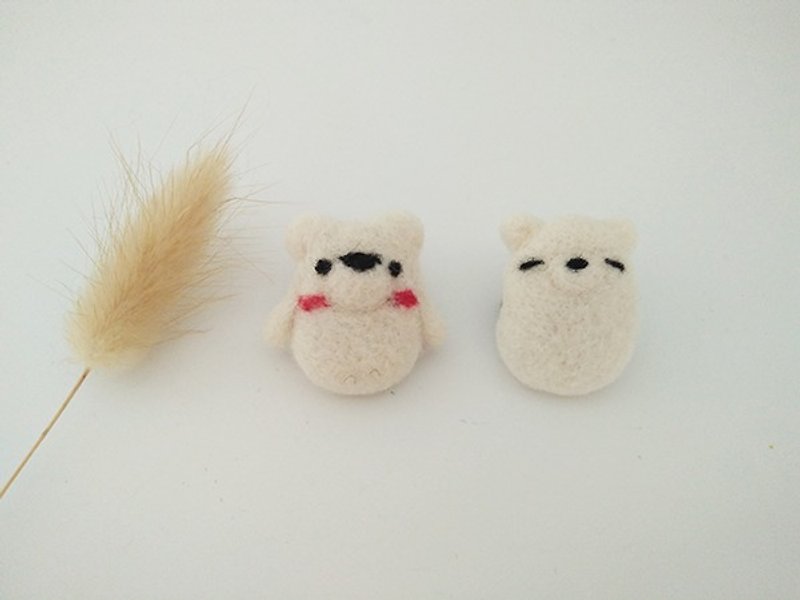 Miniue wool felt polar bear brooch / pin made in Taiwan - Brooches - Wool White