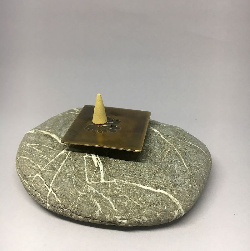 Incense Holder ~ Flower Shadow Fragrance ~ Bronze engraved with aged treatment and elegant Stone, a hand-made poetic and elegant item! - น้ำหอม - โลหะ 
