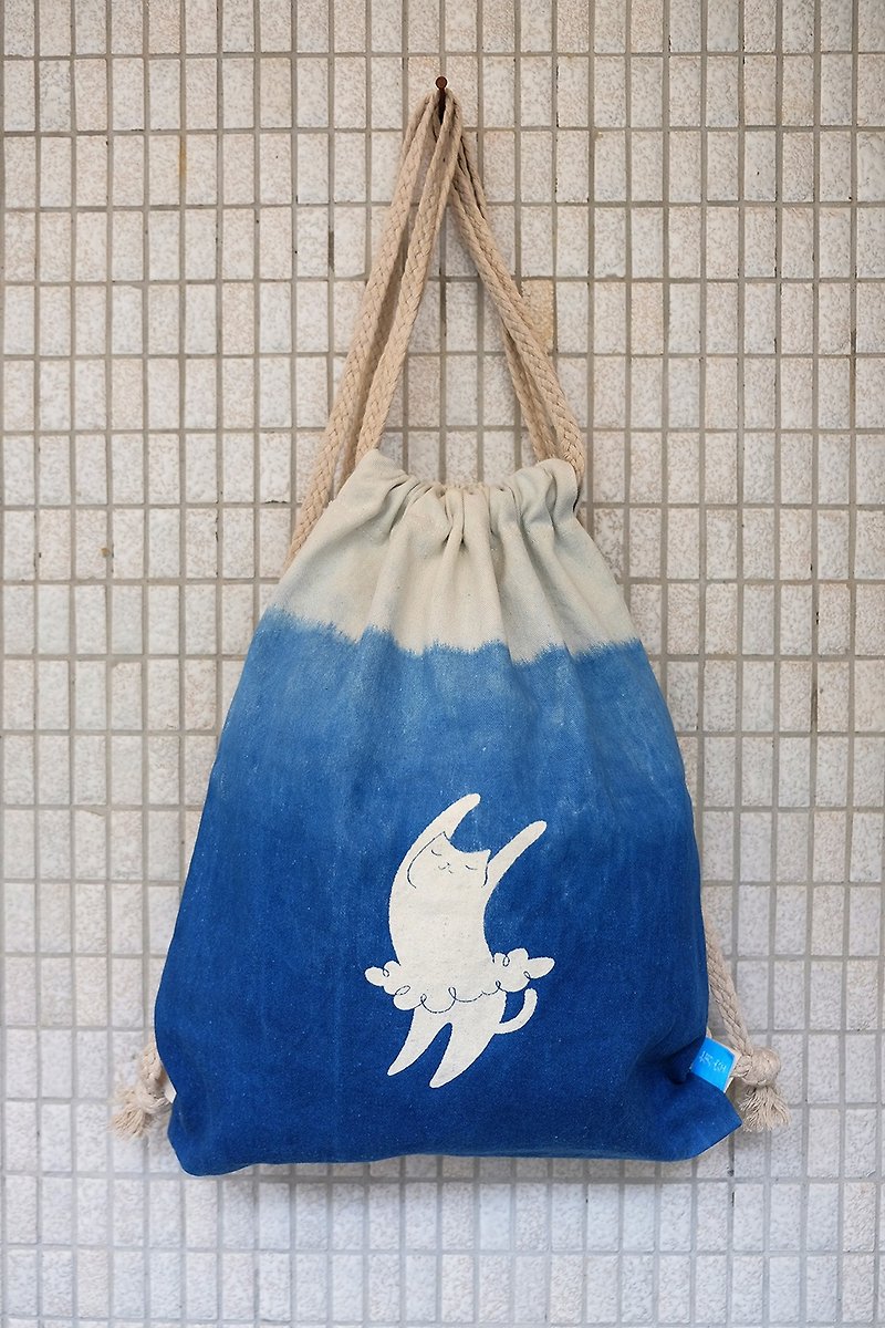 Herbal Dyed Backpack-Catfish/Dancing Cat - กระเป๋าหูรูด - พืช/ดอกไม้ สีน้ำเงิน