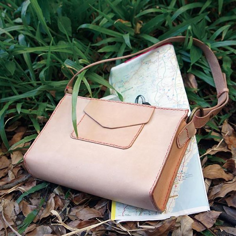 Pinkoi special price} catXbow-knot} hand-stitched_cowhide clutch_Taiwan design_limited handmade - กระเป๋าถือ - หนังแท้ สีกากี