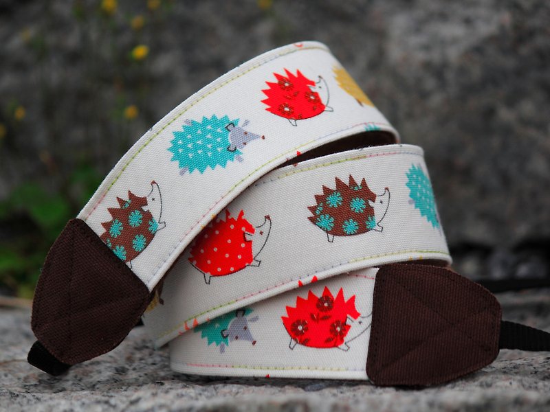 Pu. Leimi Japanese hand-made hand-made fabrics imported from Japan Strap / couplet camera suitable pattern playful hedgehogs - ที่ใส่บัตรคล้องคอ - วัสดุอื่นๆ ขาว