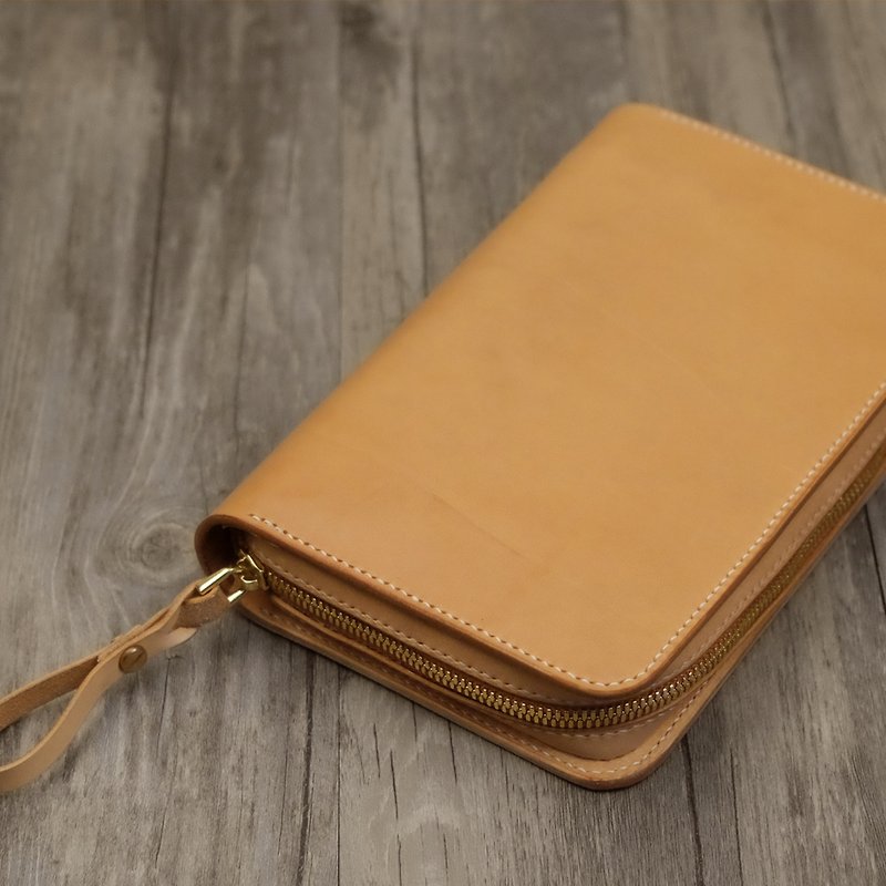 Handmade vegetable tanned leather wallet in hand - กระเป๋าสตางค์ - หนังแท้ สีทอง