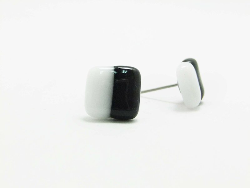 方型雙色琉璃耳環-黑+白 - 耳環/耳夾 - 玻璃 多色