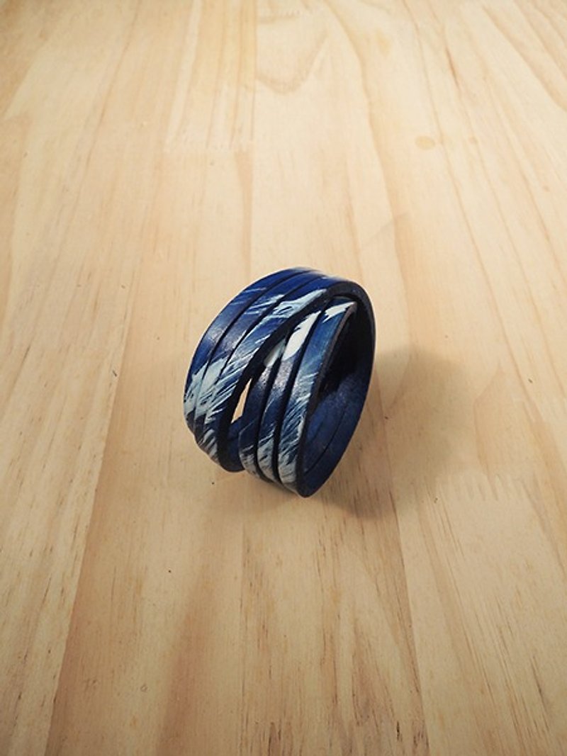 Handmade genuine leather bracelet paint brush ink series - sapphire blue white mix - สร้อยข้อมือ - หนังแท้ สีม่วง
