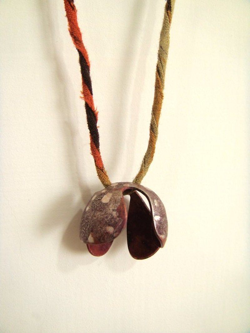 【StUdio】 Bronze Flower Necklace 3 - Necklaces - Other Metals Red