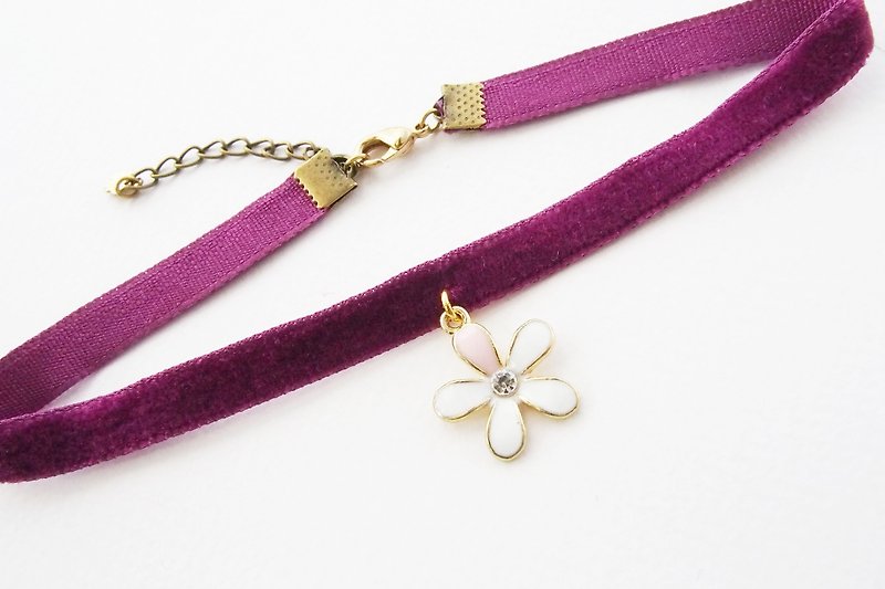 Purple velvet choker/necklace with flower charm - สร้อยคอ - วัสดุอื่นๆ สีม่วง