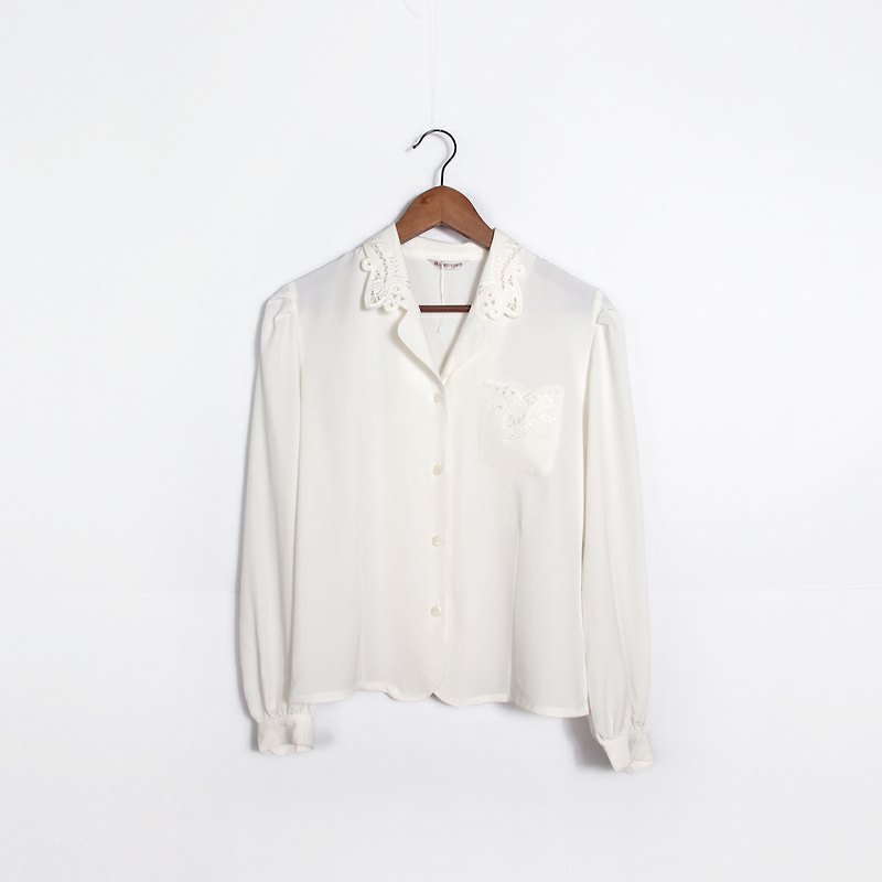 │日本古著│004復古迷人簍空蕾絲花刺繡奶油白襯衫 - Women's Shirts - Other Materials White