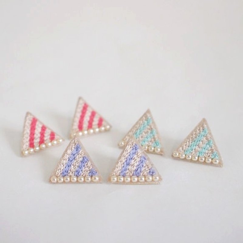 clip on earrings"stripe triangle" - ピアス・イヤリング - 刺しゅう糸 ピンク