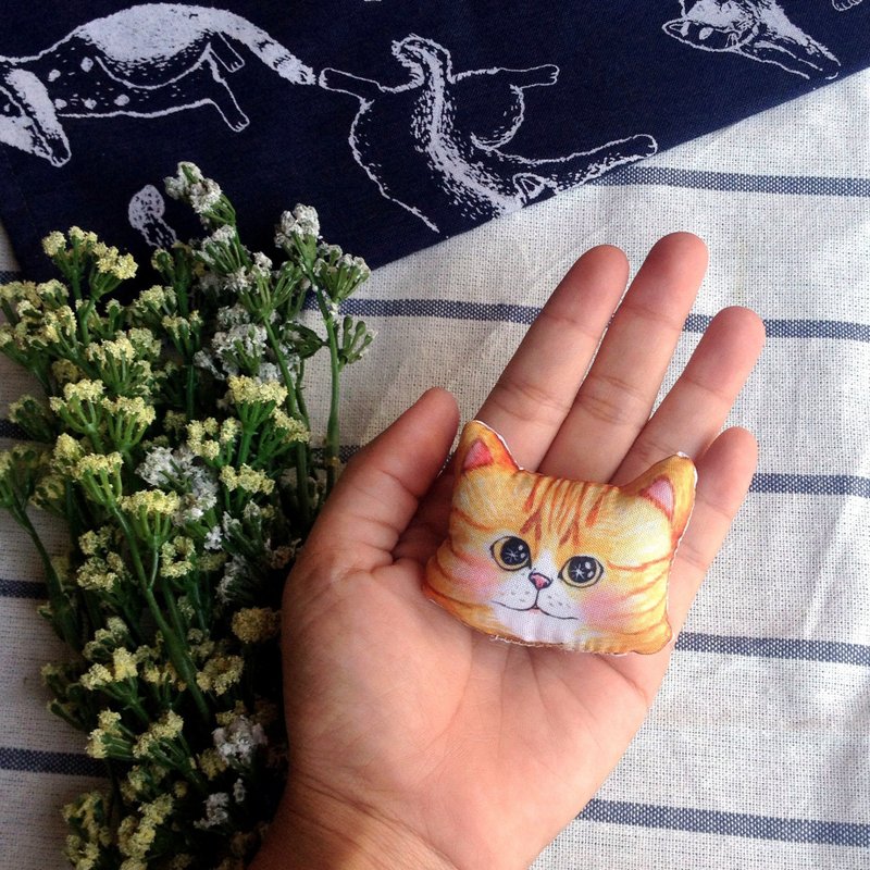 CAT BROOCH | เข็มกลัดแมวเหมียว - เข็มกลัด - วัสดุอื่นๆ สีเหลือง