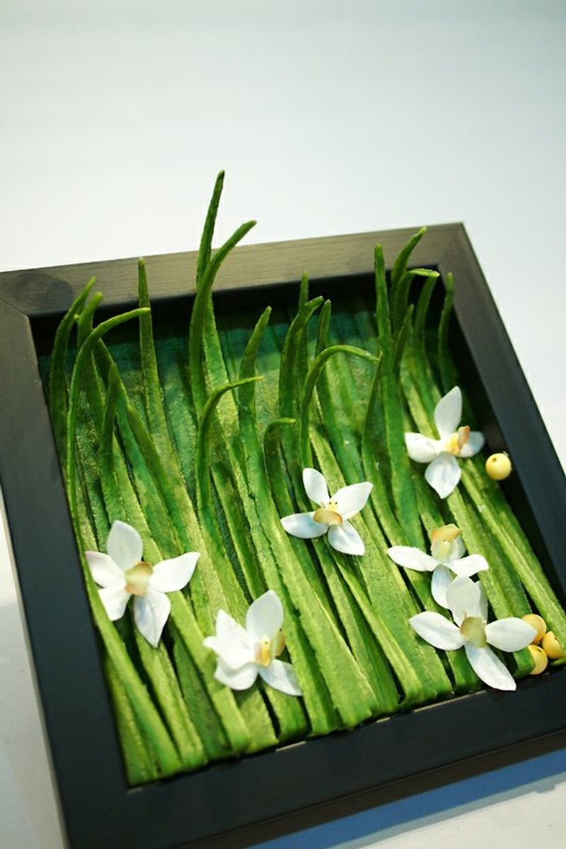 【人造花框飾】綠細葉+迷你白蝴蝶蘭框飾 - ตกแต่งต้นไม้ - วัสดุอื่นๆ 