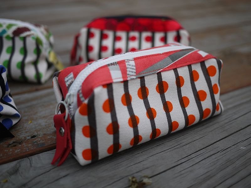 Reading happiness _ striped orange dot pencil case cosmetic bag sundries bag - กระเป๋าเครื่องสำอาง - วัสดุอื่นๆ สีส้ม