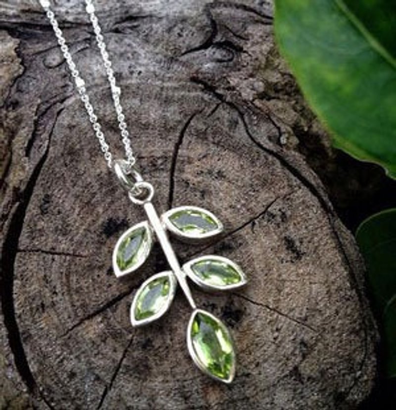 ♦ My.Crystal ♦ new leaves. Natural peridot silver pendant - สร้อยคอ - เครื่องเพชรพลอย สีเขียว