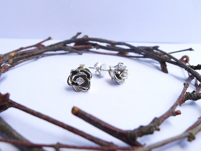 HK103 ~ 925銀玫瑰花造型耳環 - 耳環/耳夾 - 其他金屬 白色