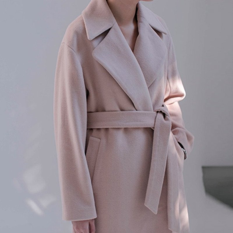 [Apricot pink] oversize lapel 95% wool coat with belt long minimalist temperament wind Fan Tata independent design - เสื้อแจ็คเก็ต - ขนแกะ สึชมพู