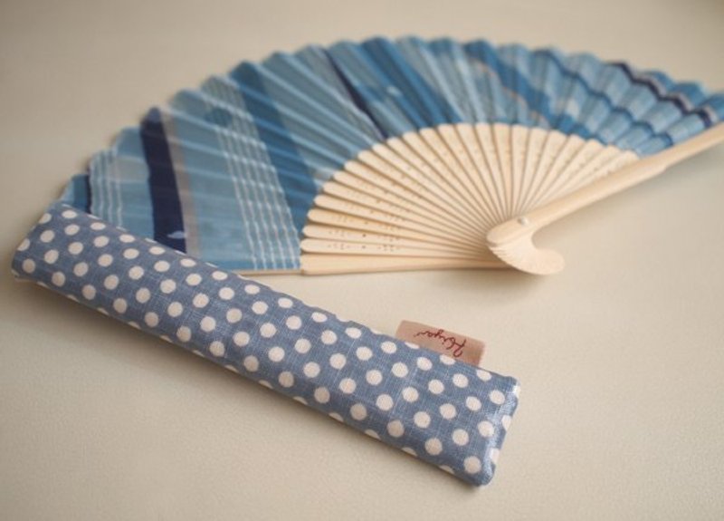 Hiya Lohas。炎炎夏日隨身涼爽扇子套組-海水藍紋點點款 - 其他 - 其他材質 藍色