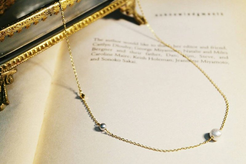 :: Gradient Venus Series :: Cotton Pearl Asymmetric Minimal Clavicle Chain - Collar Necklaces - Gemstone 