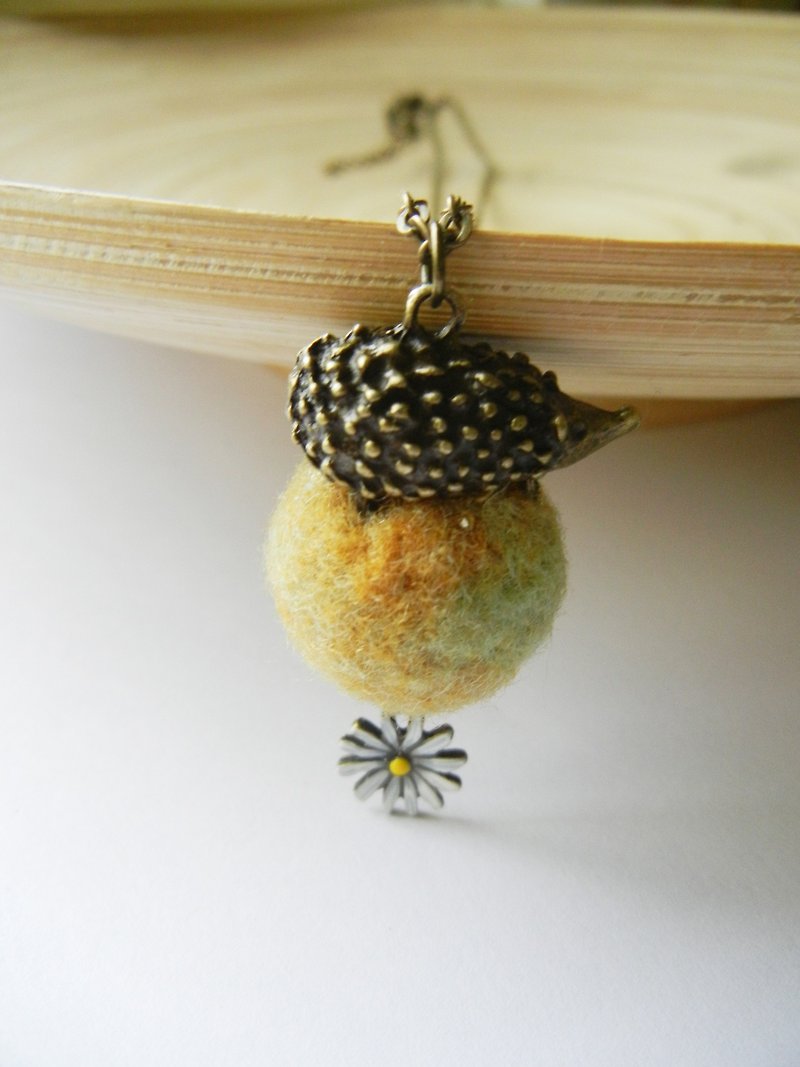 * Coucoubird * hedgehog necklace small world - Necklaces - Wool Orange