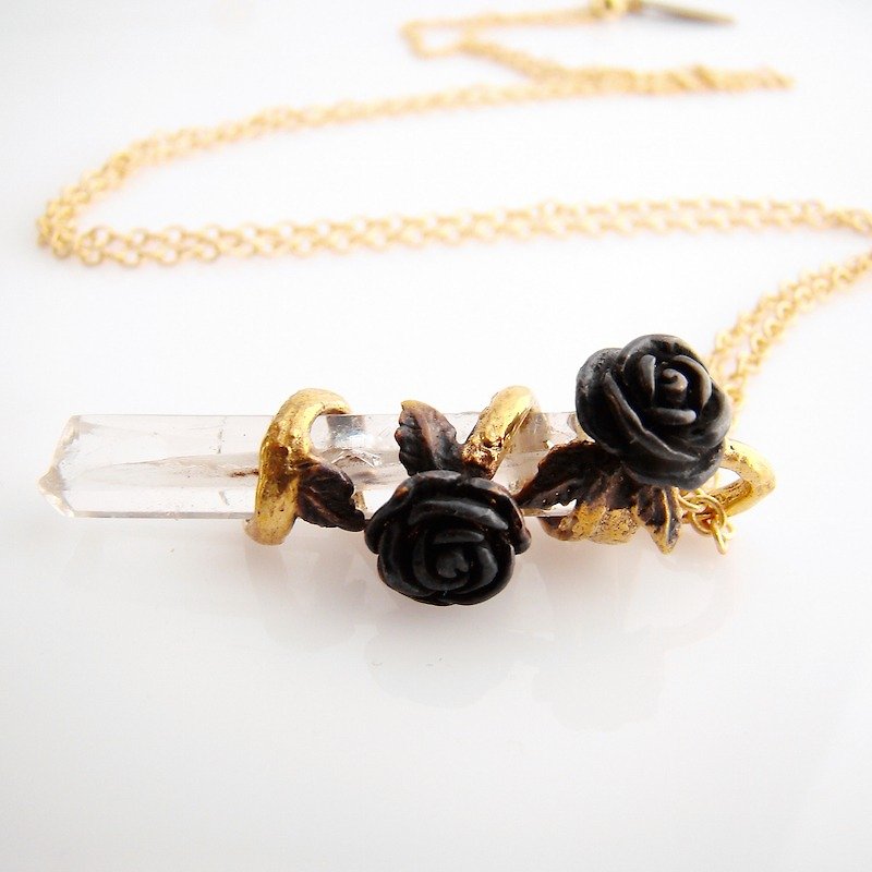 Brass roses pendant with clear quartz stone and oxidized antique color - 項鍊 - 其他金屬 