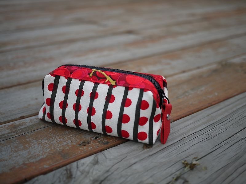 Reading happiness _ striped red dot pencil case cosmetic bag sundries bag - กระเป๋าเครื่องสำอาง - วัสดุอื่นๆ สีแดง