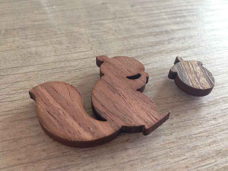 Squirrel modeling veneer magnet (Limited rosewood, teak veneer) - แม็กเน็ต - ไม้ สีนำ้ตาล