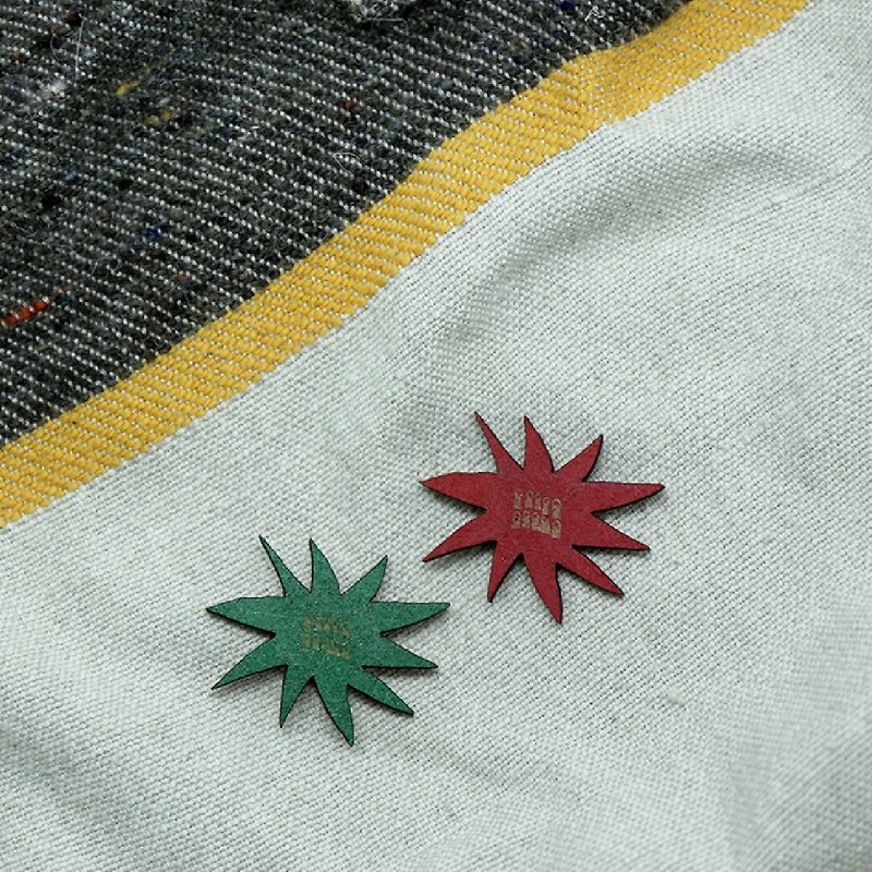 Santa Claus also wanted to do ... do not look red Christmas green Christmas tree brooch - เข็มกลัด - ไม้ 