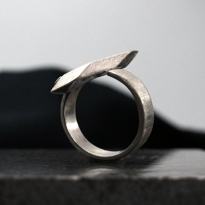 Ring edge. Angle J 925 Sterling Silver Ring - 64DESIGN - แหวนทั่วไป - เงินแท้ สีเทา