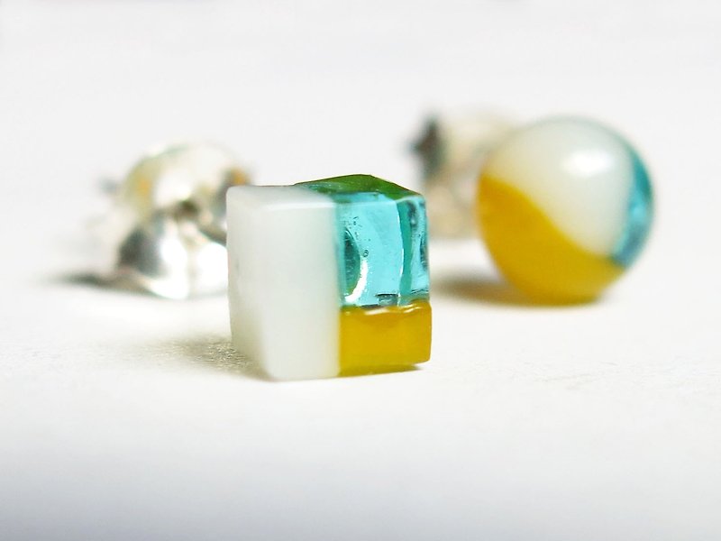 Back + dice glass earrings - ต่างหู - วัสดุอื่นๆ สีเหลือง