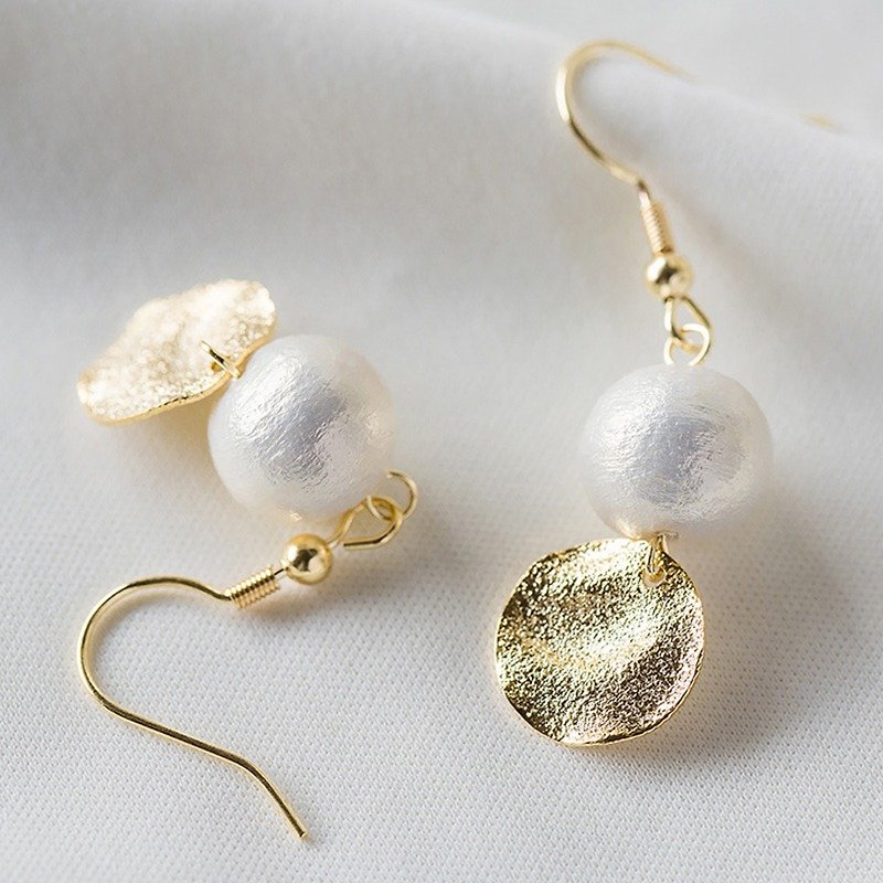 [Shiny cotton cotton pearl earrings pearl earrings piercing] - Earrings & Clip-ons - Other Metals White