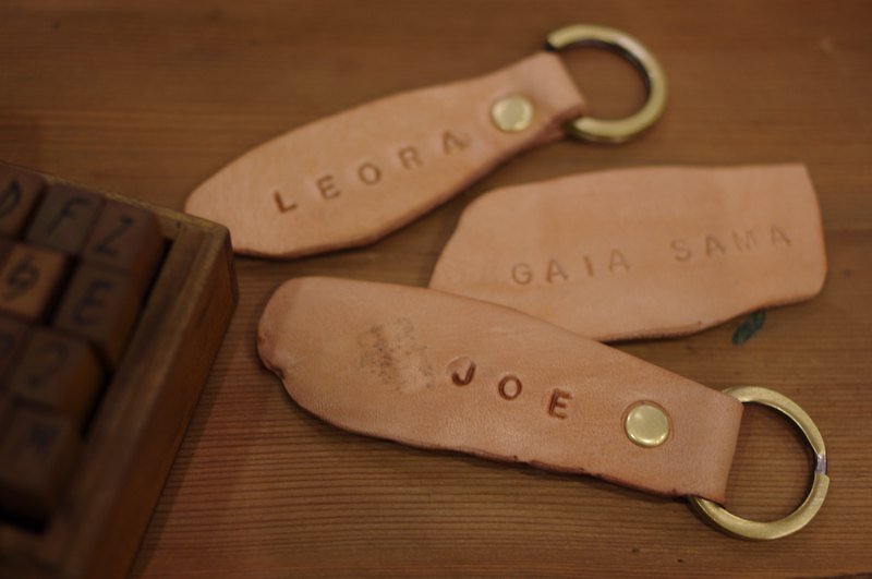 English name leather key ring (primary section) - ที่ห้อยกุญแจ - หนังแท้ สีนำ้ตาล