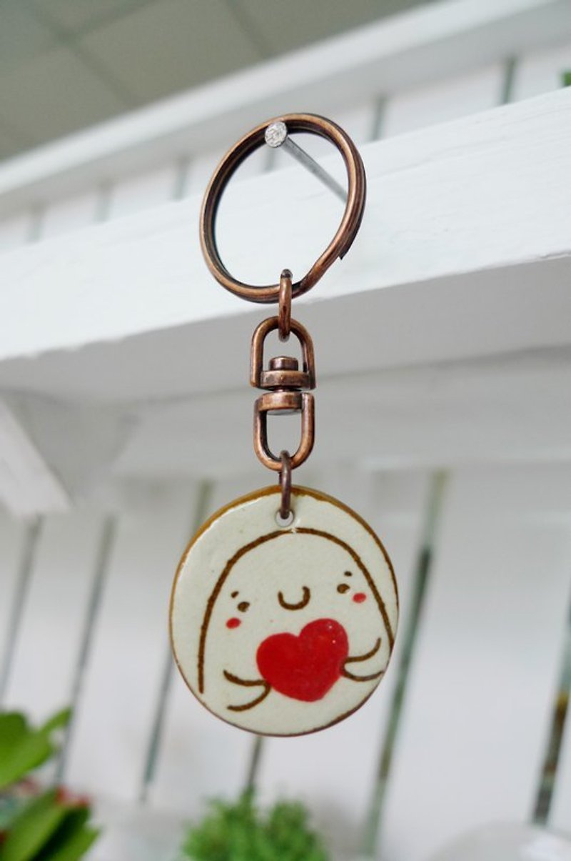 Heart holding key ring - พวงกุญแจ - วัสดุอื่นๆ สีนำ้ตาล