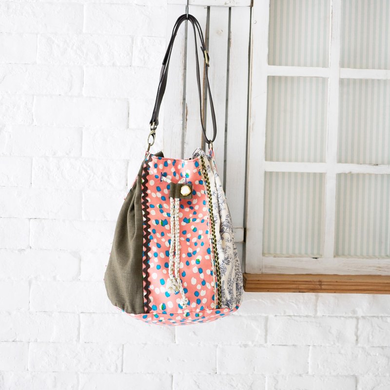 日本風森林藍線條花布手作水桶包 - 側背包/斜背包 - 其他材質 粉紅色