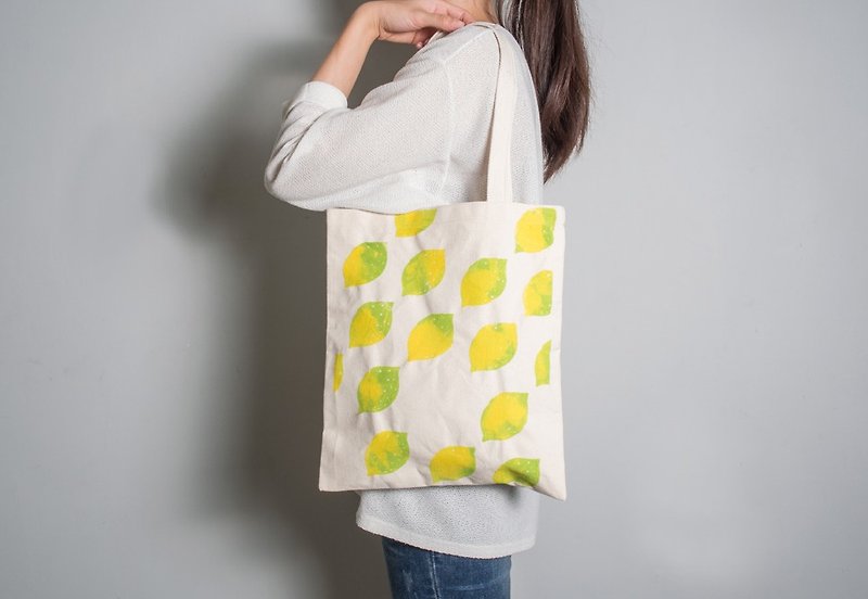 Hand-painted hand-printed cloth bag [multiple lemons] single-sided/double-sided portable/shoulder back yellow-green/green - กระเป๋าแมสเซนเจอร์ - ผ้าฝ้าย/ผ้าลินิน สีเขียว