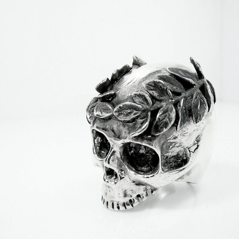 Skull with leaf crown ring in white bronze and oxidized antique color ,Rocker jewelry ,Skull jewelry,Biker jewelry - แหวนทั่วไป - โลหะ 