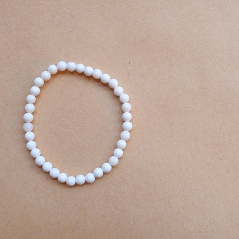 Handmade by Qixi [07257] Pure white clamshell bracelet - สร้อยข้อมือ - วัสดุอื่นๆ ขาว