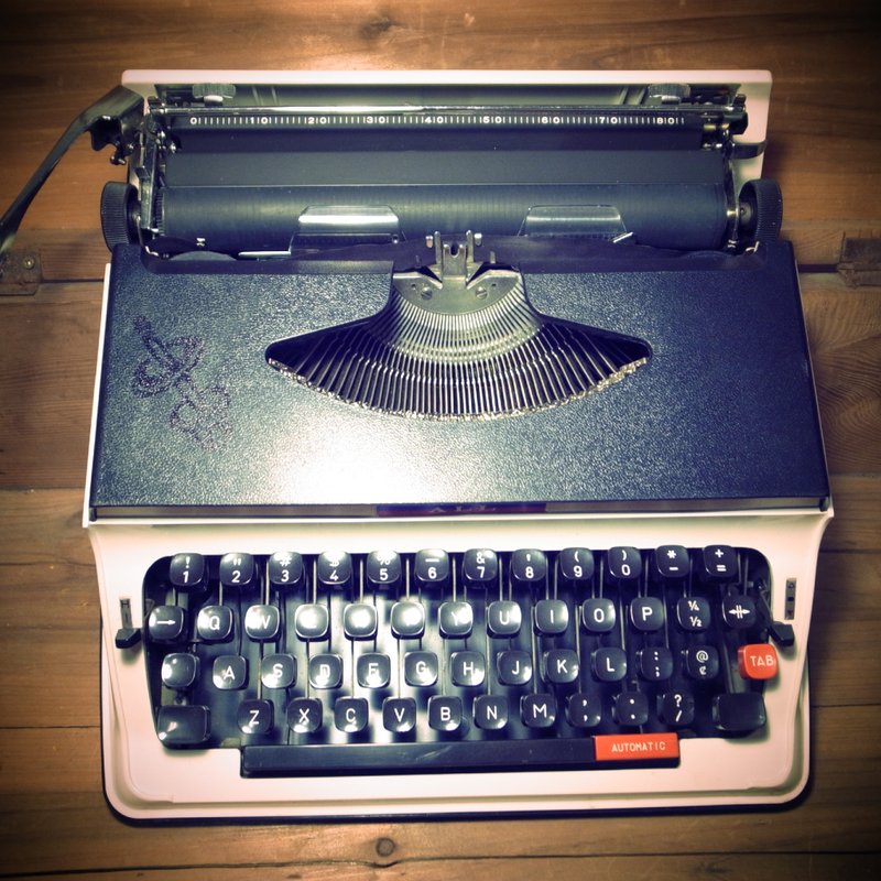 [Bones] early Nippon white portable typewriter unusable VINTAGE pop style decor with antique furnishings industry - Other - Other Metals White