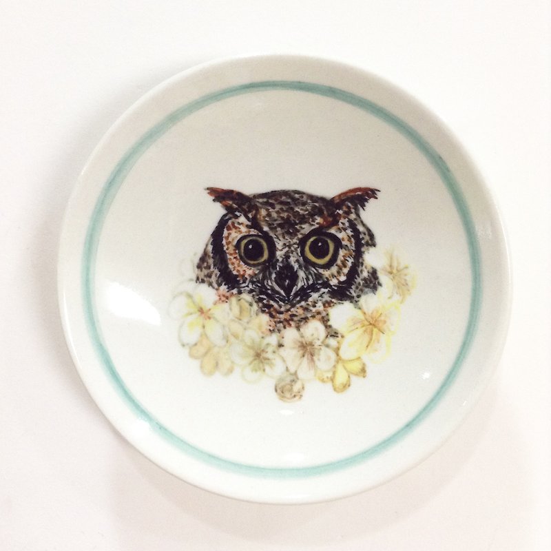 Lanyu Horned Owl Loves Egg Wreath-[Customizable Name] Lanyu Hand-painted Small Dish - จานเล็ก - เครื่องลายคราม หลากหลายสี